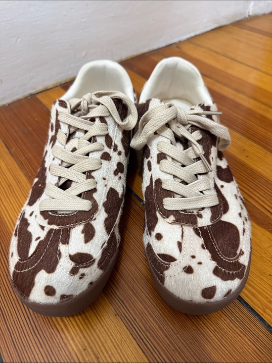 Cushionaire Shoes - Women Cow-Print Canvas Sneakers in Brown and Cream